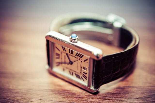 大学生の彼女に腕時計をプレゼント 選び方のコツ 人気の時計10選